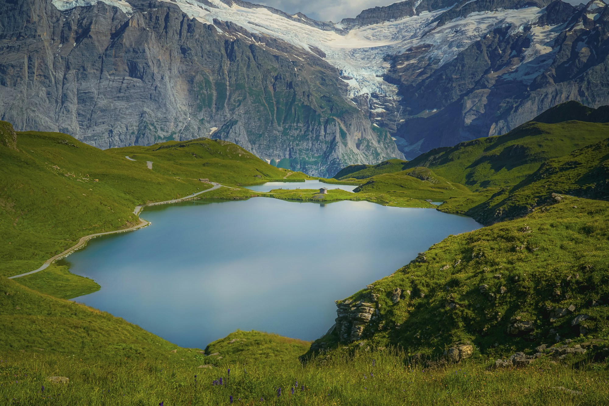 Lago e montanhas dos Alpes suíços